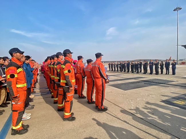 中國救援隊伍完成緬甸地震救援任務平安回國